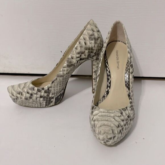 Elegant Snakeskin Patterned High Heels - Picture 2 of 7